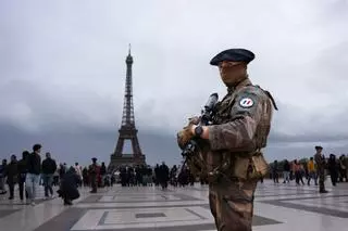 DIRECTO | La policía rodea el consulado iraní en París tras acceder un hombre presuntamente con un explosivo