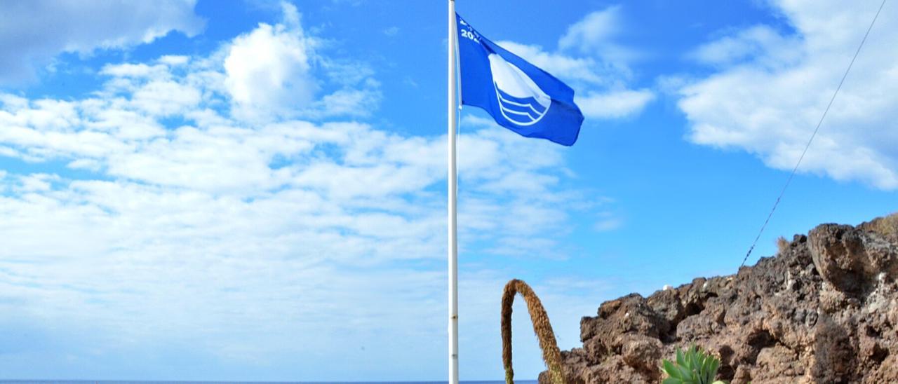 Bandera azul en Playa Chica, en Puerto del Carmen (Lanzarote).