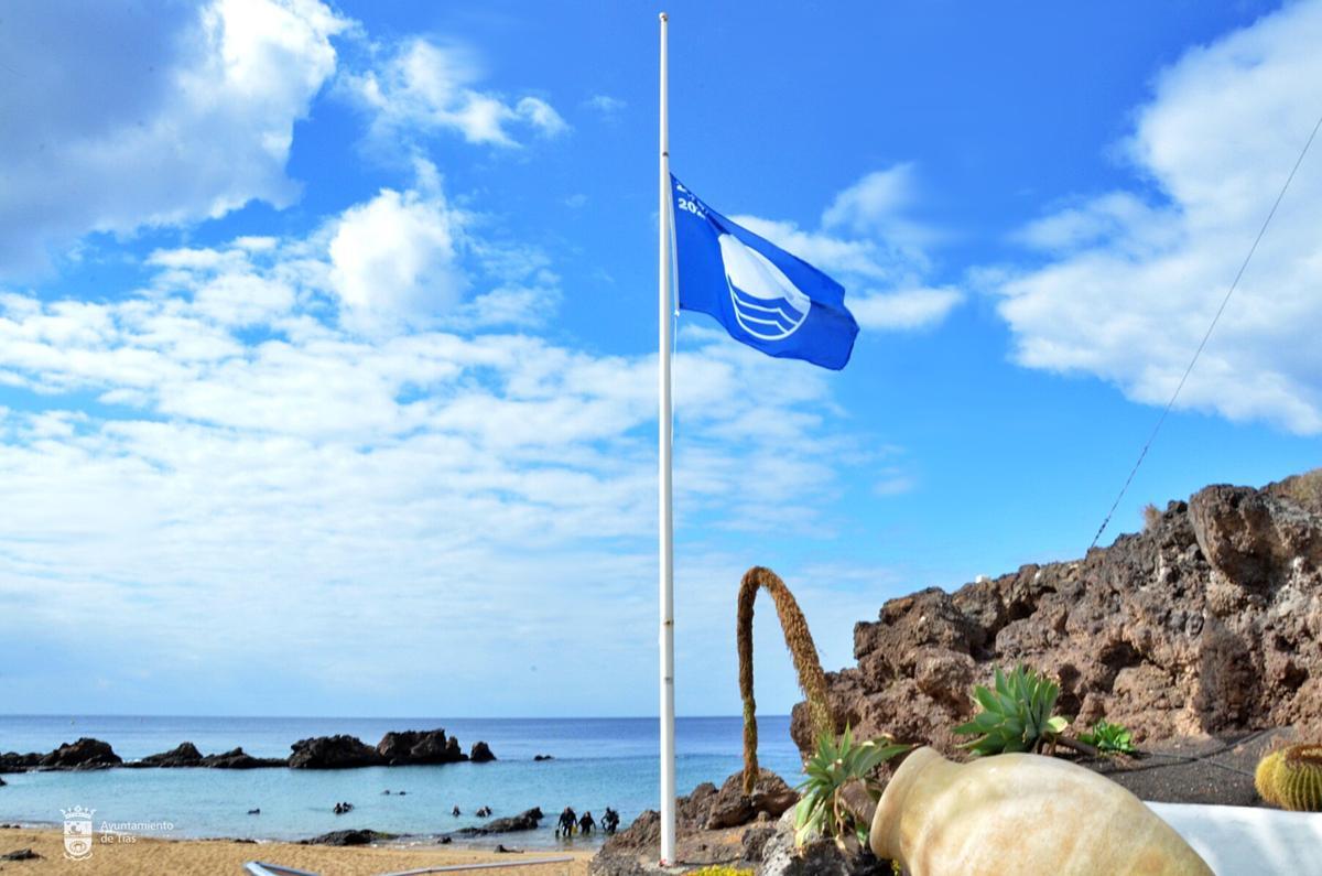 Bandera azul en Playa Chica, en Puerto del Carmen (Lanzarote).