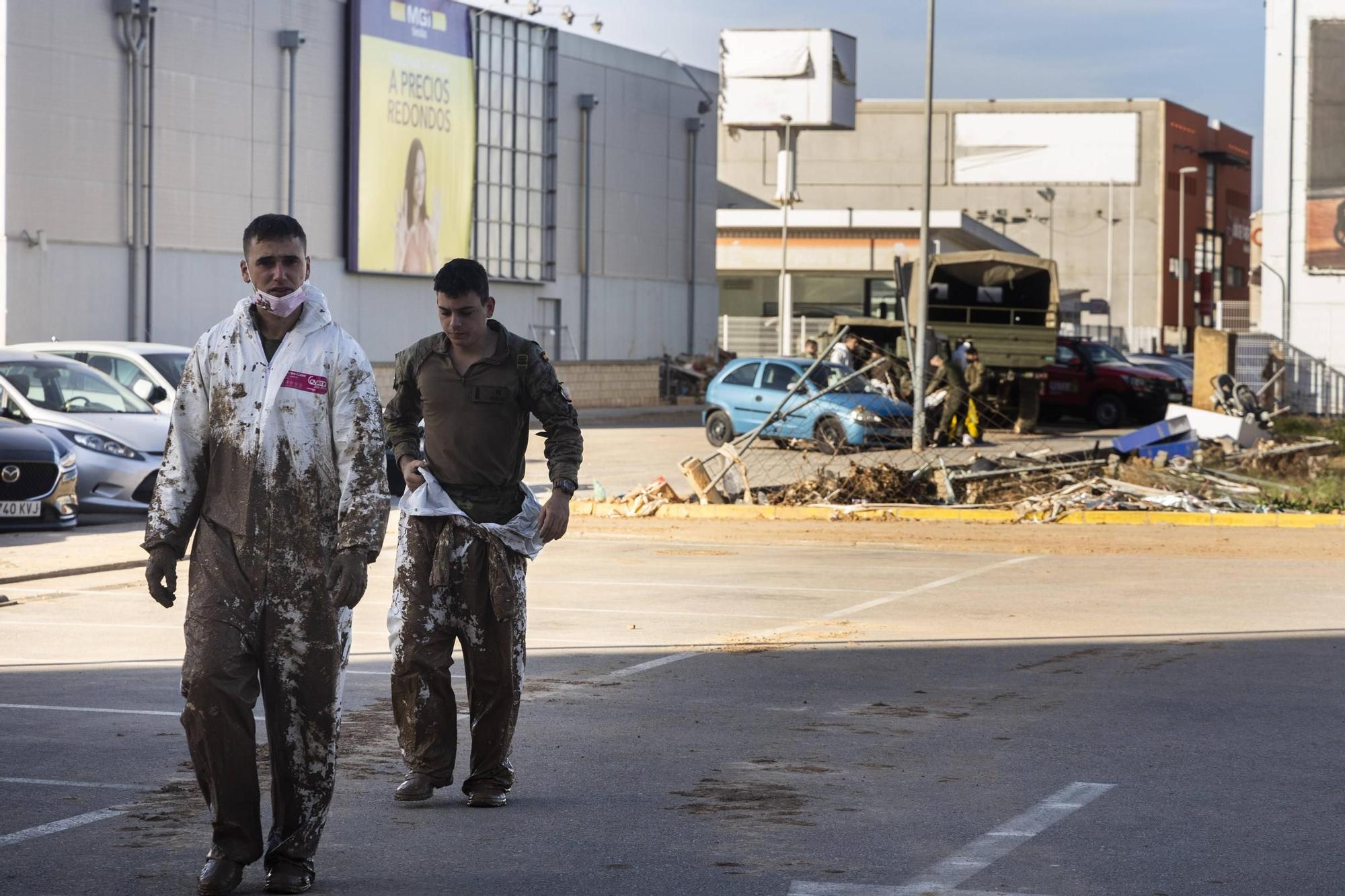 Dos militares en Alfafar.