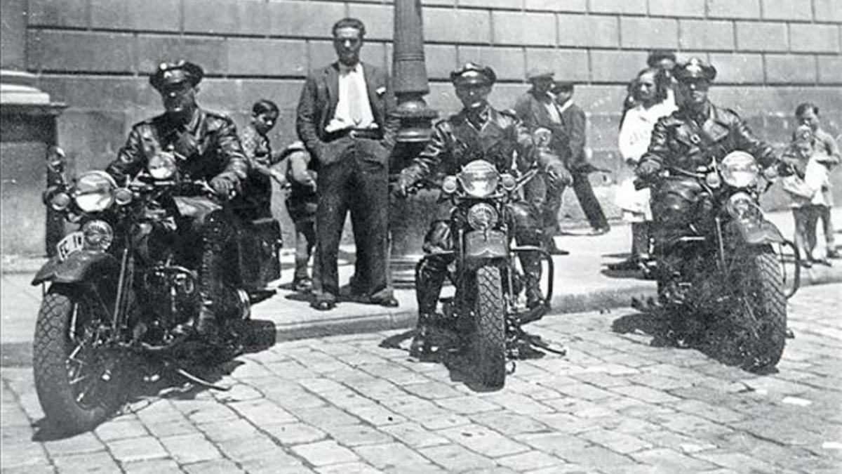 Tres miembros de la unidad motorizada, en Harley-Davidson, el año 1936.