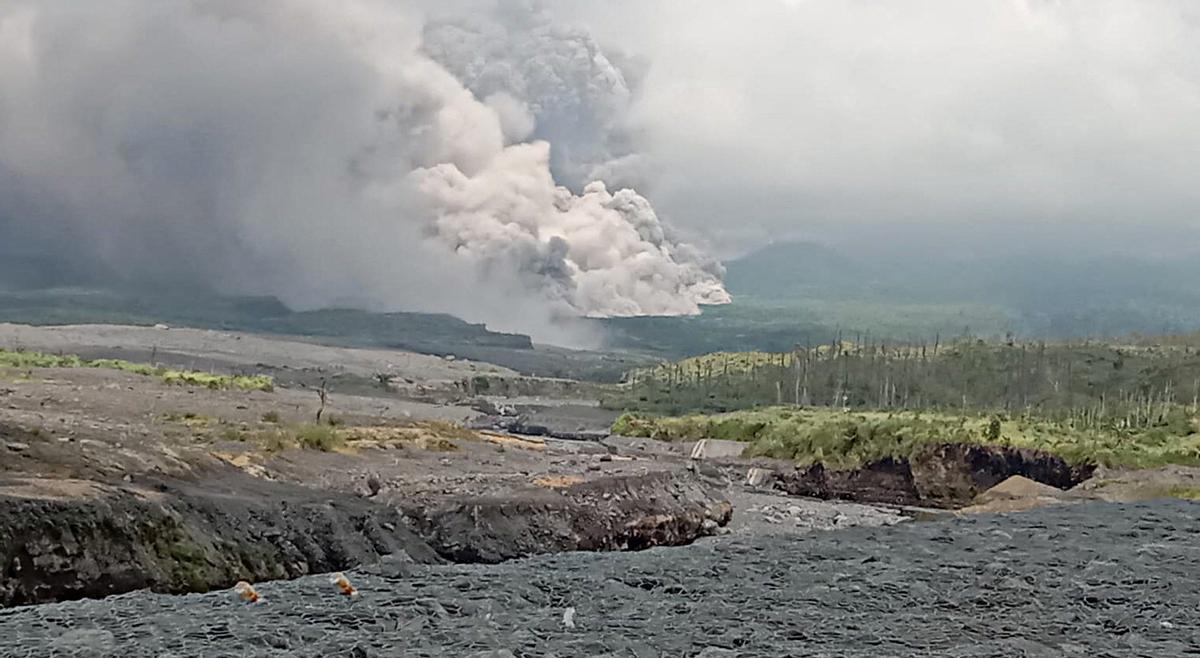 La isla de Java (Indonesia), en alerta por la erupción del volcán Semeru