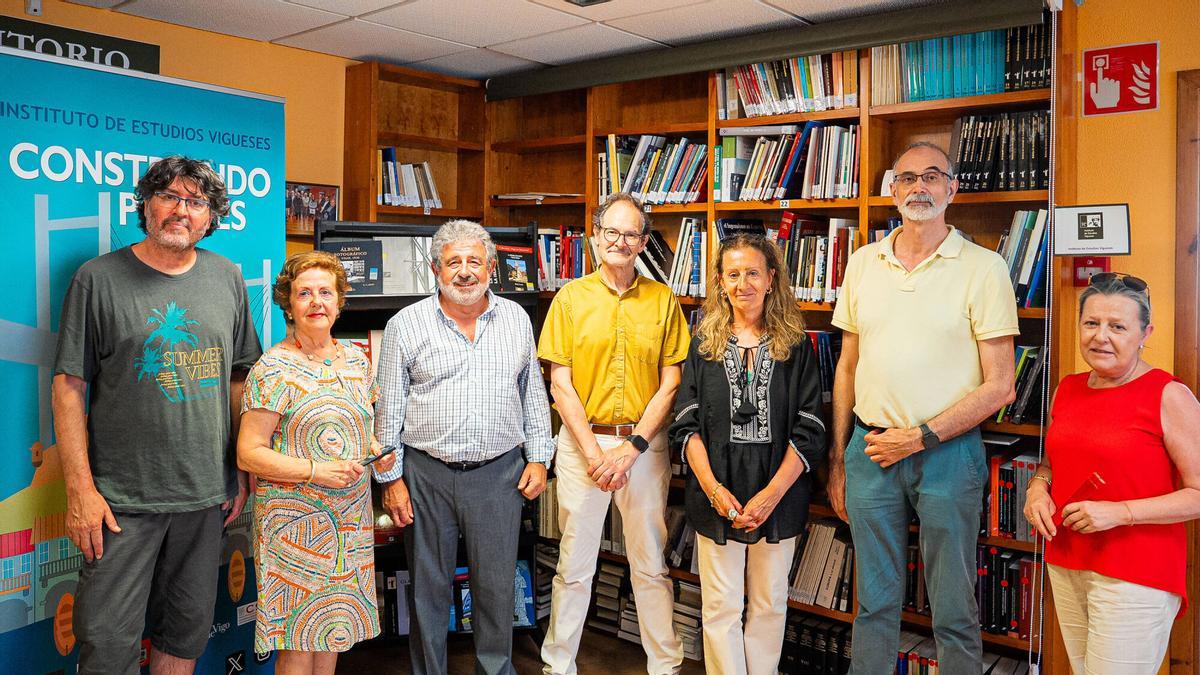 Foto de la junta de gobierno del instituto de estudios vigueses por su 35 aniversario.canovas del castillo 2