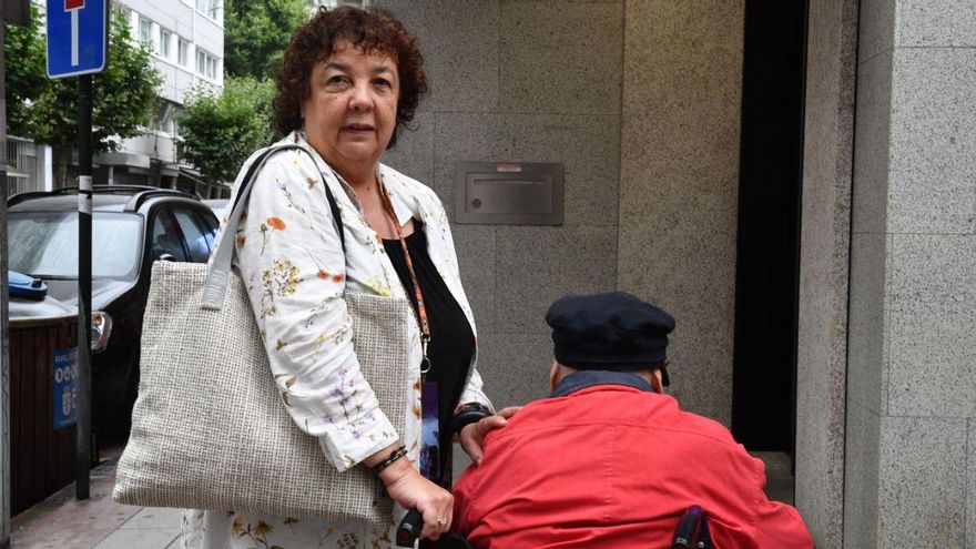 Sabela Ferreiro, con su padre, ante la oficina bancaria. | Carlos Pardellas