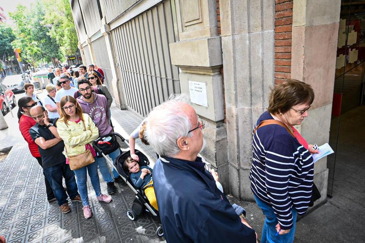 Votaciones en el mercado del Ninot, en Barcelona