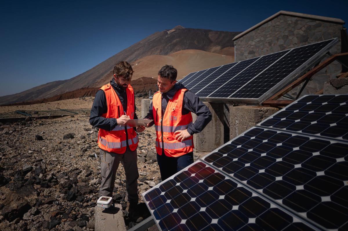 Francisco Sánchez y Víctor Cabrera, científicos del IGN, realizan comprobaciones en Montaña Rajada sobre el estado de las estaciones sísmicas.