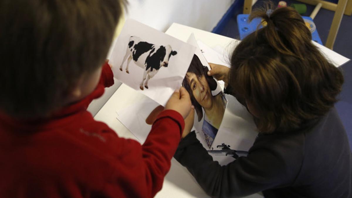 Los hermanos Manuela (6 años) y Pablo (4), aquejados del síndrome de Sanfilippo, una enfermedad rara.