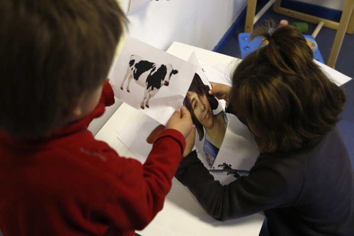 Los hermanos Manuela (6 años) y Pablo (4), aquejados del síndrome de Sanfilippo, una enfermedad rara.