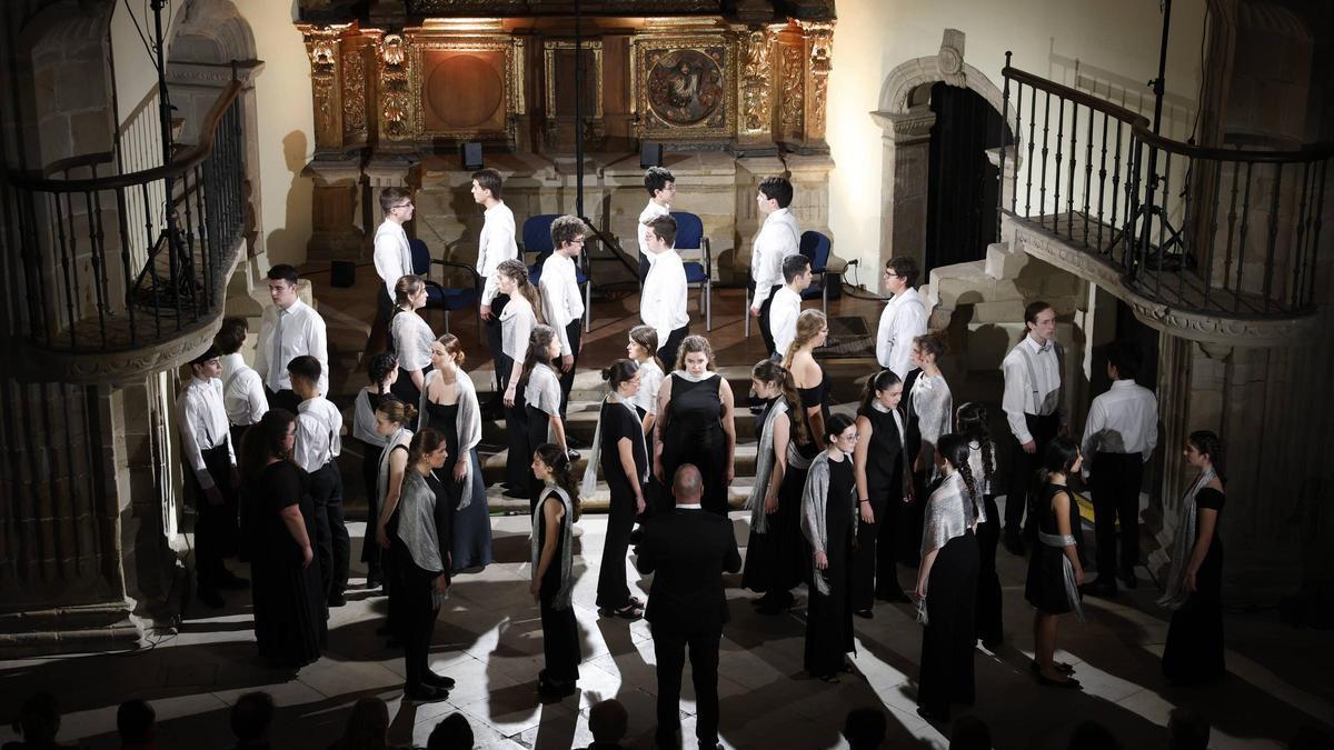 "Lithos", el coro joven de "El León de Oro", durante una actuación, en una imagen de archivo.