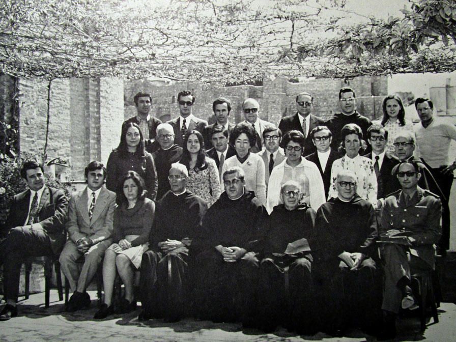 Claustro de profesores con una importancia presencia, aún, de frailes.