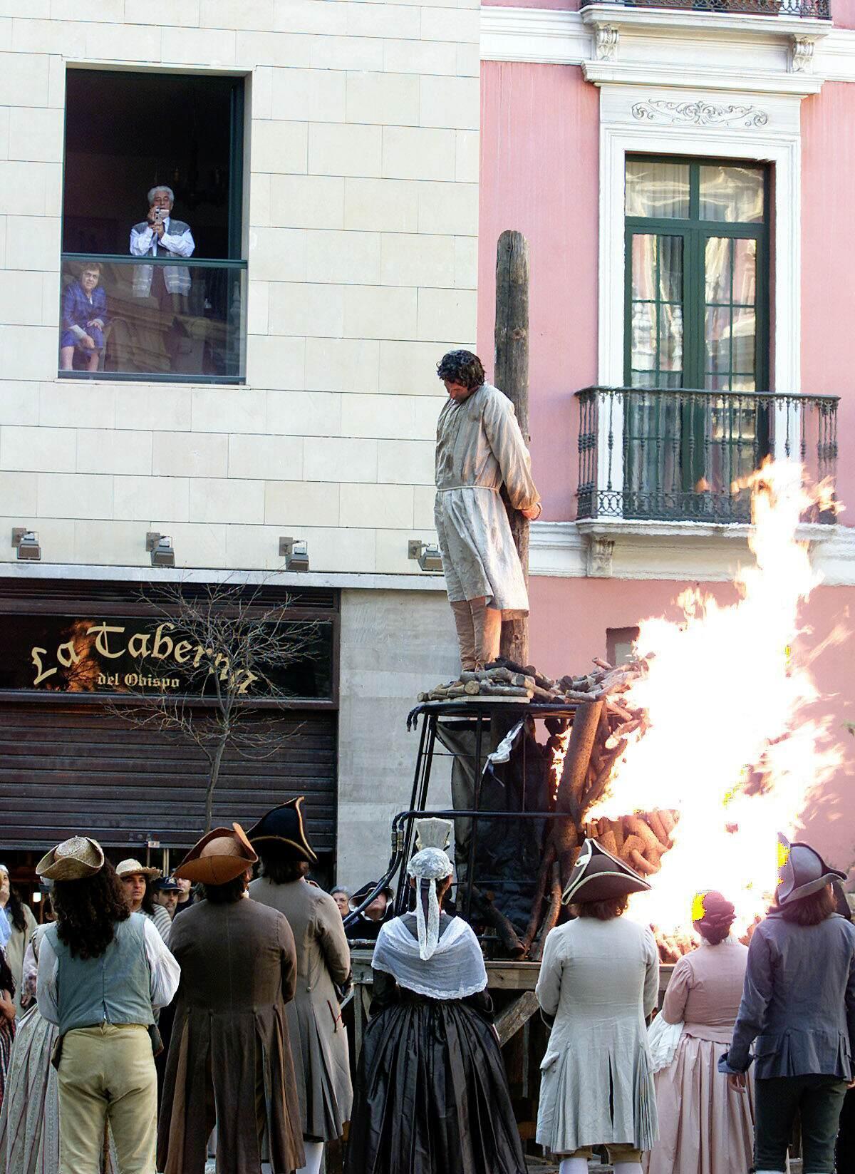 Rodaje en la plaza del Obispo de ‘El puente de San Luis Rey’ (2003), con  la escena de un hereje castigado con la hoguera.