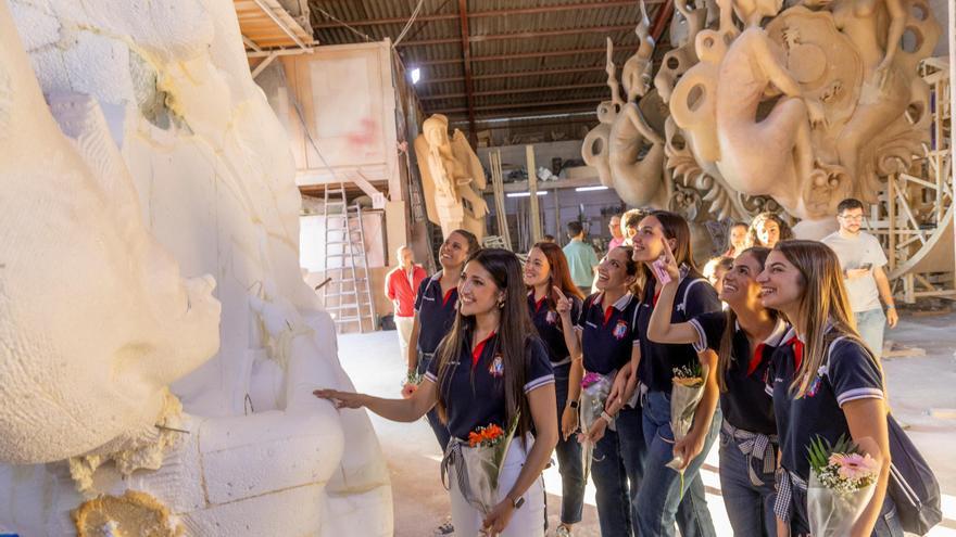 Las Belleas del Foc y sus damas visitan los talleres donde se ultiman las Hogueras Oficiales 2025