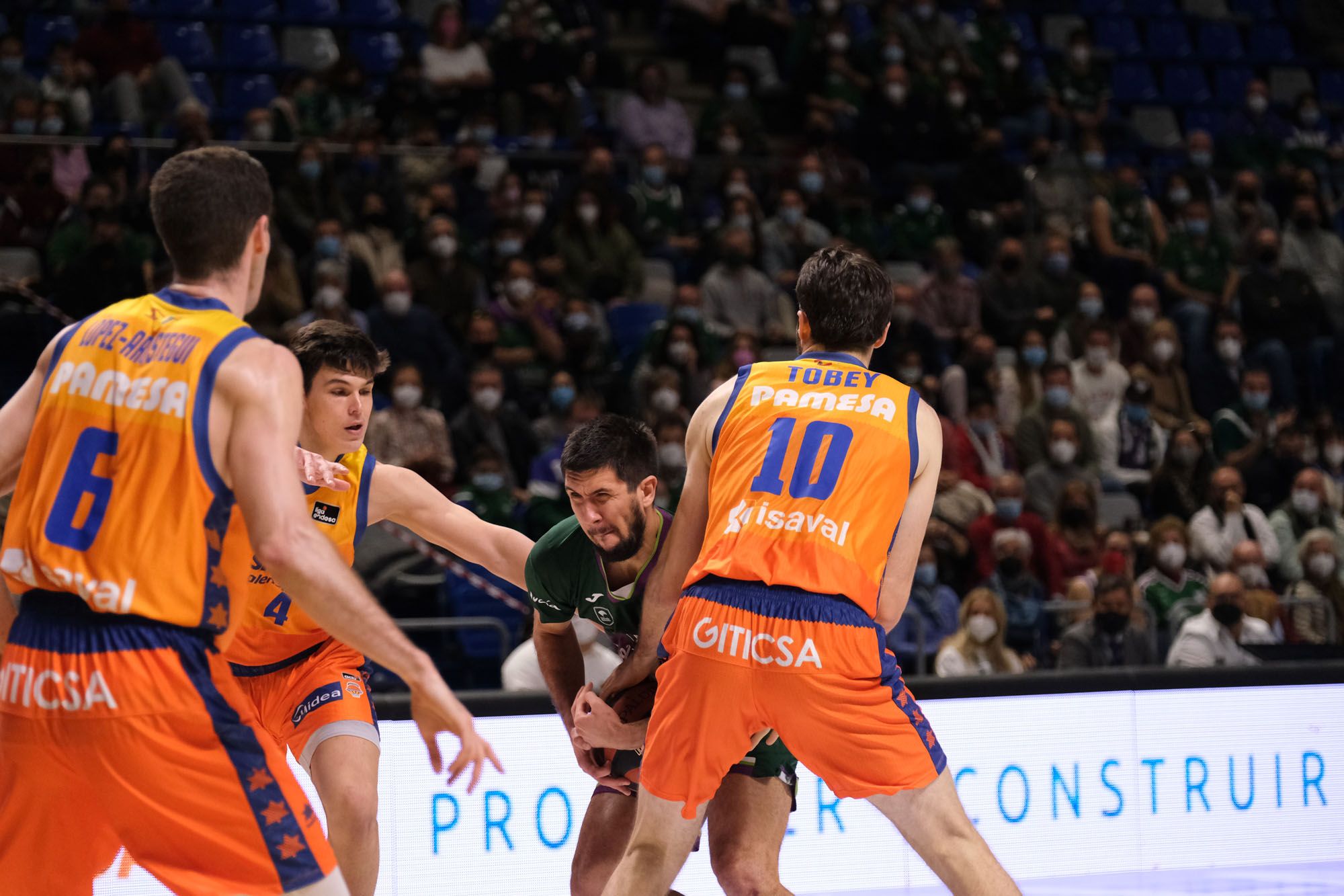 Las imágenes del Unicaja - Valencia Basket de la Liga Endesa.