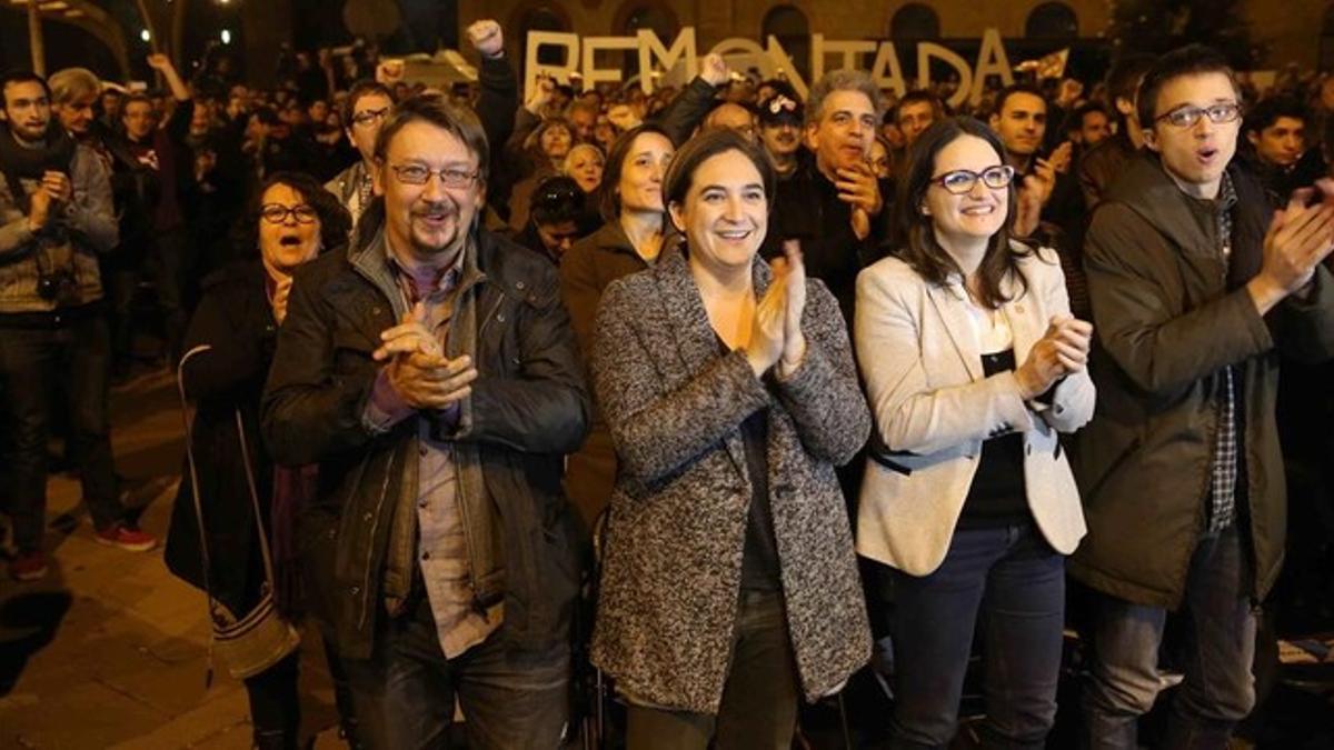 Xavier Domènech, Ada Colau, Mónica Oltra e Íñigo Errejón, en el mitin de En Comú Podem en Nou Barris (Barcelona).