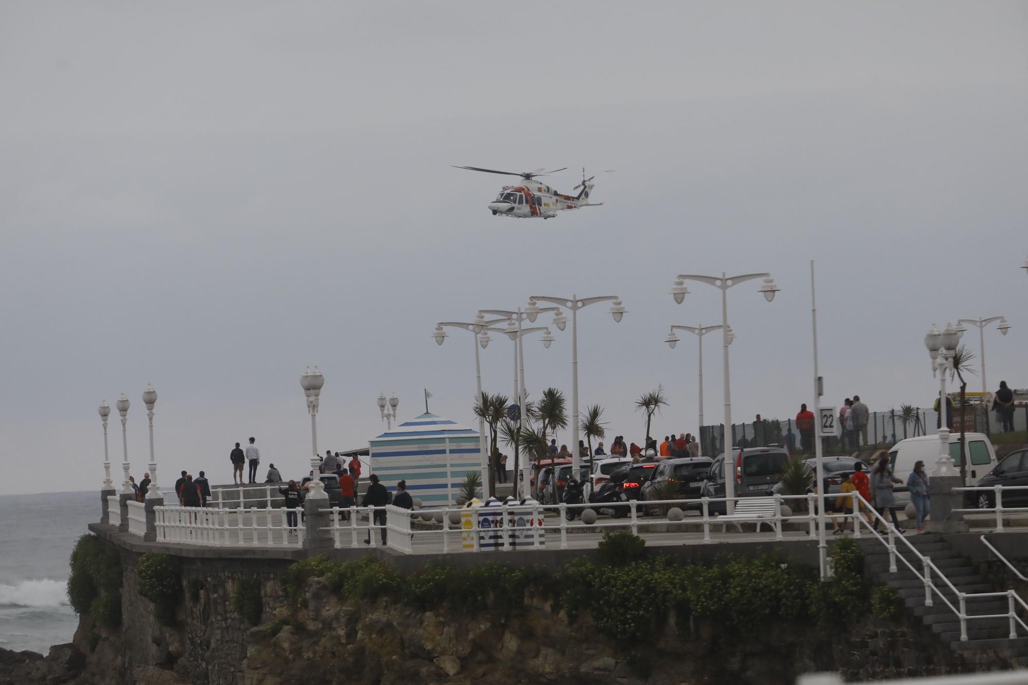 Una persona fallecida y un herido tras volcar su lancha enfrente de la costa de Gijón