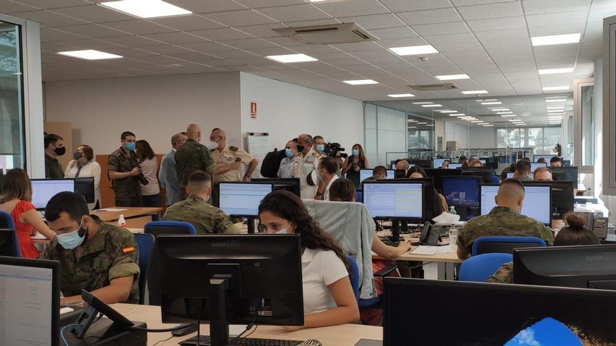 Soldaten helfen in der Covid-Zentrale in Palma de Mallorca beim Verfolgen der Kontakte von Covid-Patienten mit.