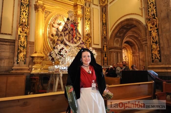 Ofrenda floral a la Virgen de las candidatas a Reina de la Huerta