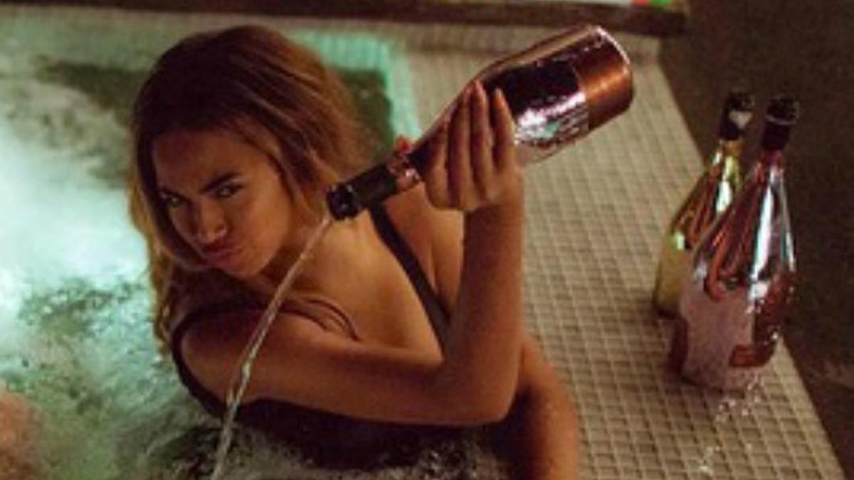Las imágenes de la polémica de Beyoncé con el champán en su último clip.