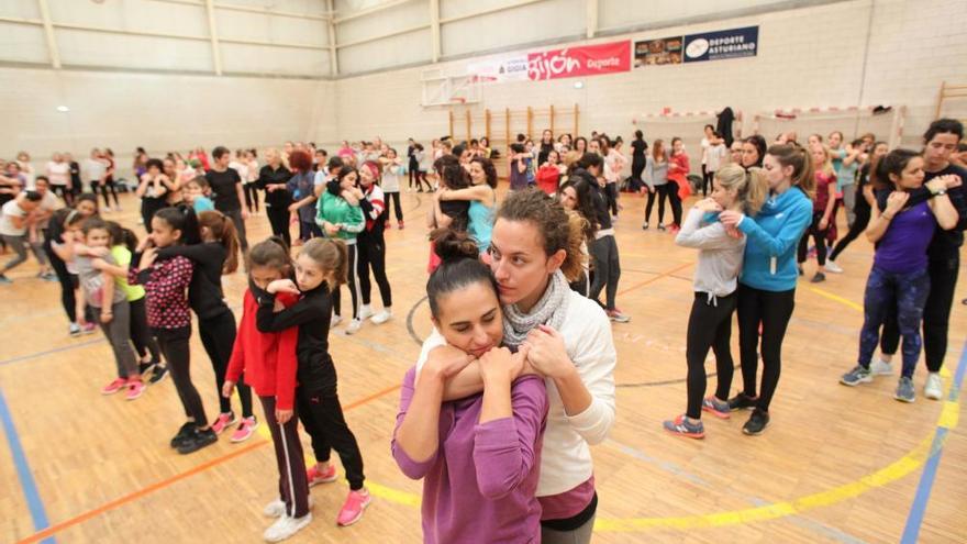 Trescientas mujeres aprenden a defenderse en Gijón con la mejor del mundo