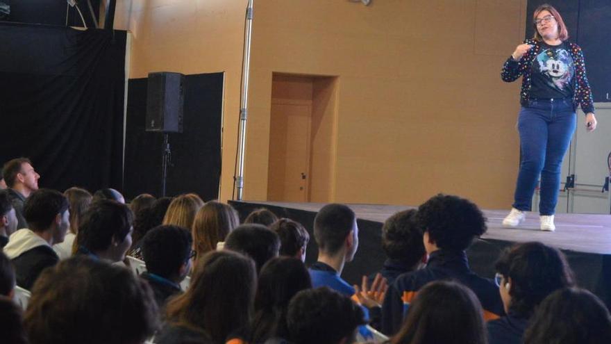“Vengo a contaros lo que nadie os ha contado”: Marina Marroquí habla claro en Vila-real del machismo ante alumnos de ESO