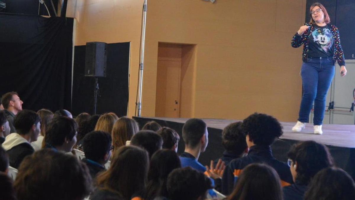 La mediática educadora social habla de educación afectivo-sexual a 700 alumnos de ESO de Vila-real