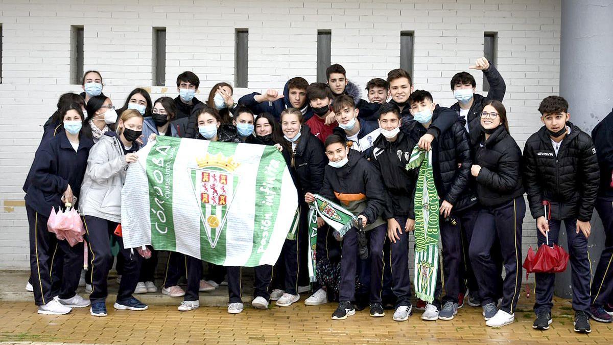 Algunos de los miles de niños que disfrutaron de la victoria del Córdoba CF en El Arcángel.