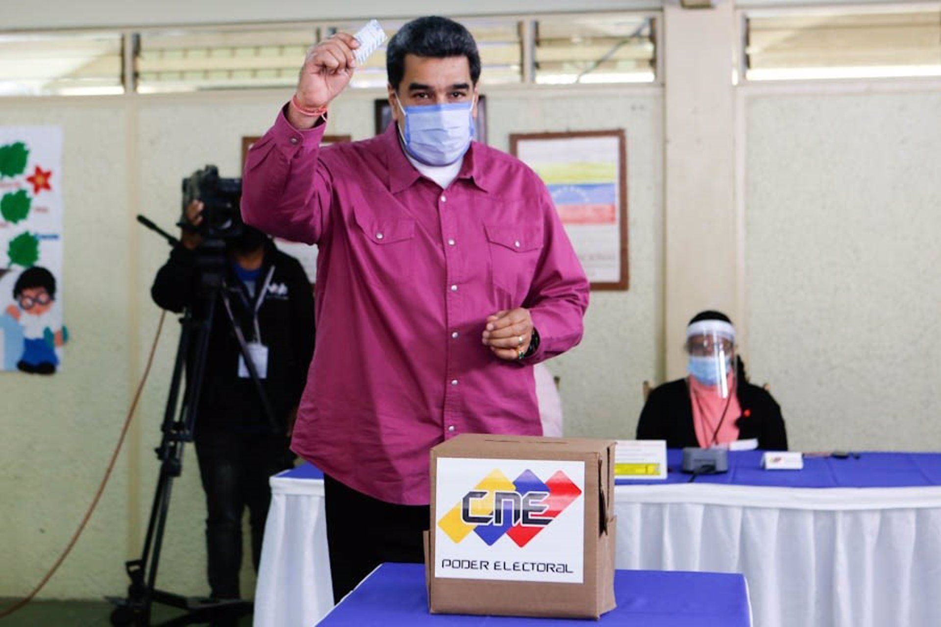 El presidente de Venezuela, Nicolás Maduro, tras votar en las elecciones legislativas de Venezuela, el 6 de diciembre de 2020.