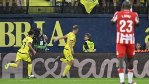 Sorloth celebra el gol de la victoria del Villarreal ante el Almería (2-1)