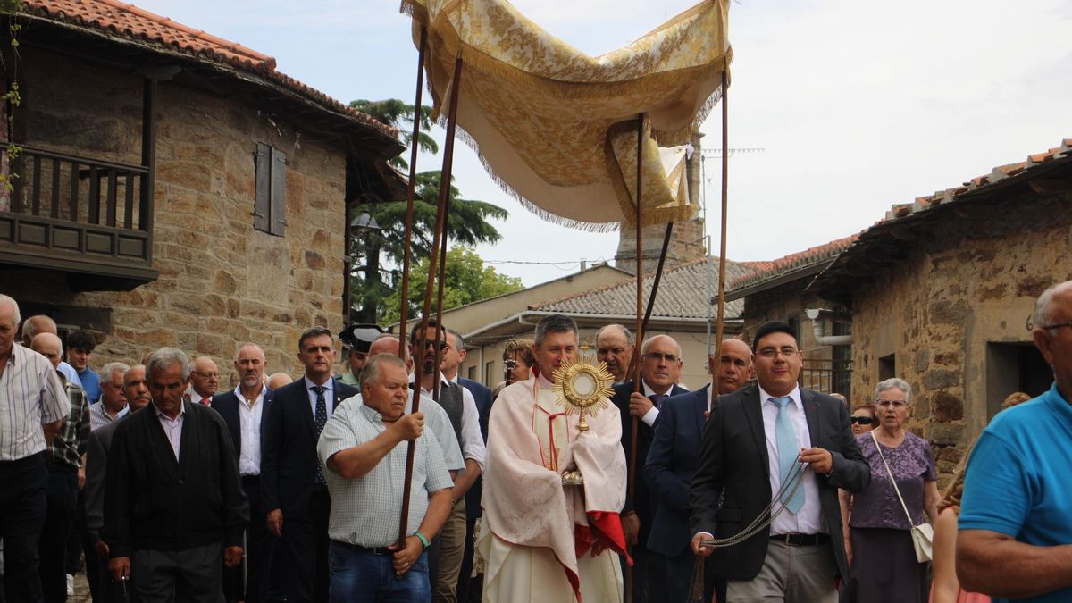 GALERÍA | Villardeciervos revive el Corpus Christi