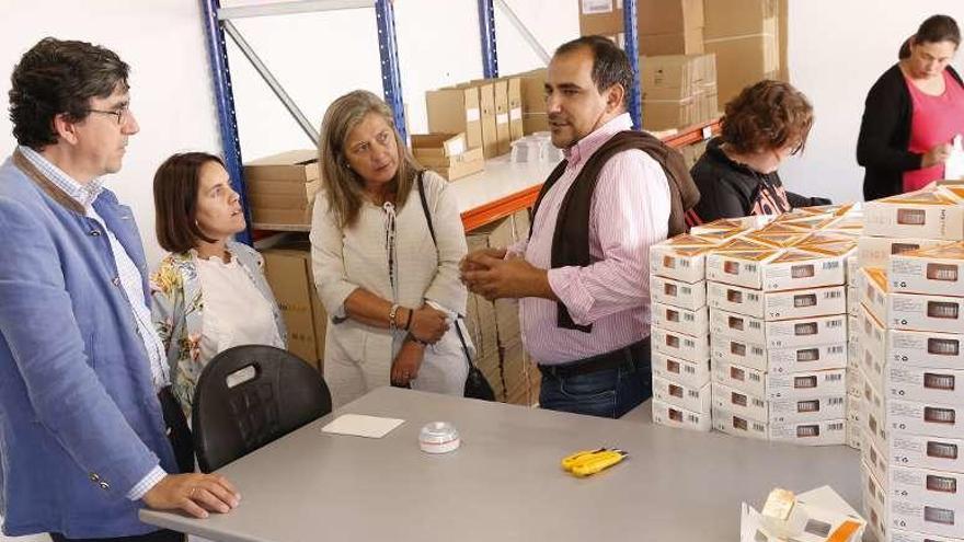 De izquierda a derecha, Ignacio López Chaves, Patricia Argerey y Teresa Pedrosa, durante la visita ayer a Porto do Molle. // R. Grobas