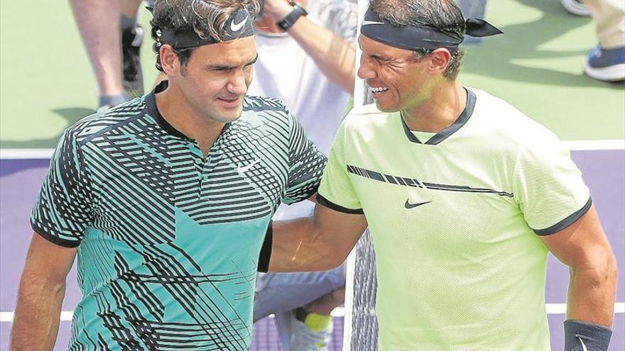 Un fatigado Rafa Nadal vuelve a toparse con Roger Federer