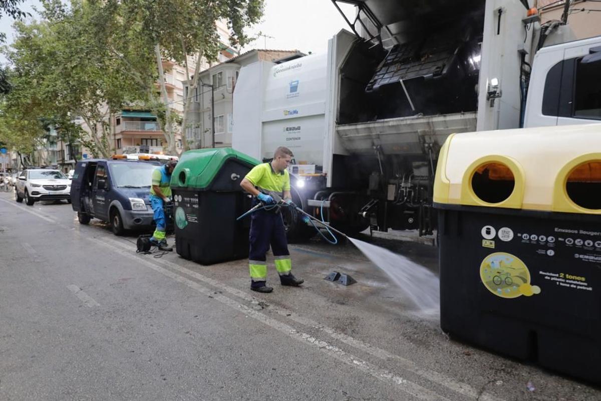 Mitarbeiter der Emaya-Stadtwerke bei der Containerreinigung im Stadtviertel Pere Garau am Montagmorgen.