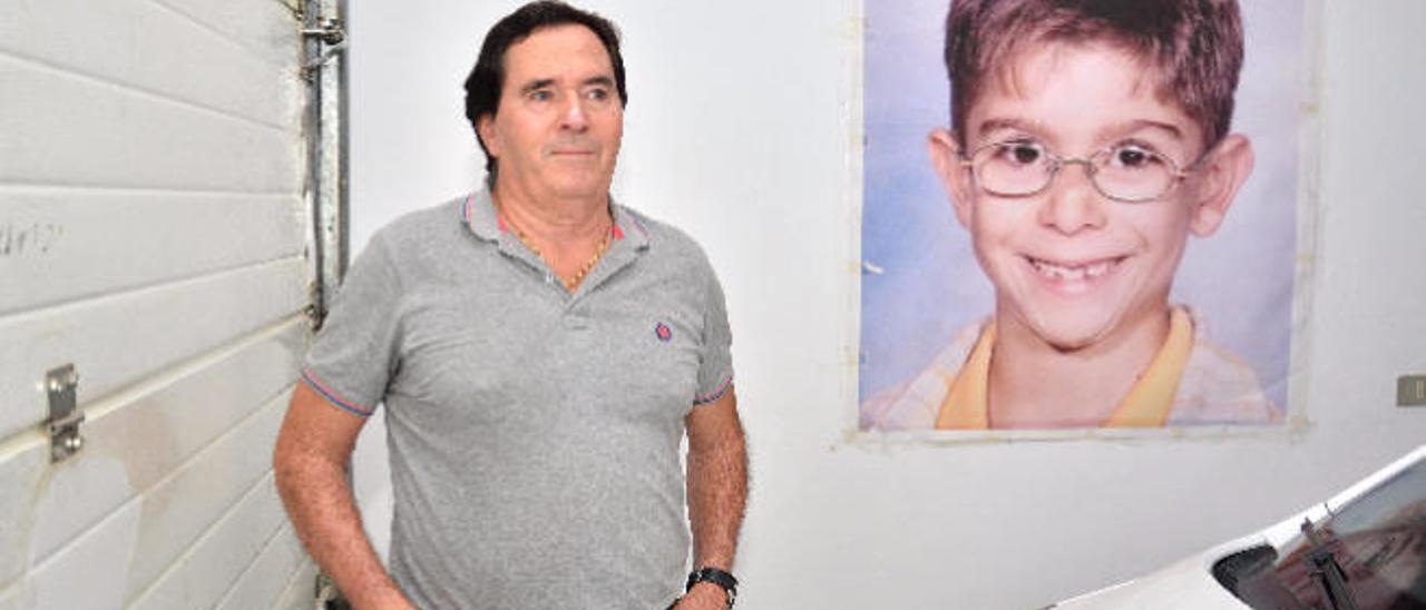 El abuelo de Yeremi, José Vargas Castellano, ayer en el garaje de su casa en Vecindario junto a un retrato de su nieto.