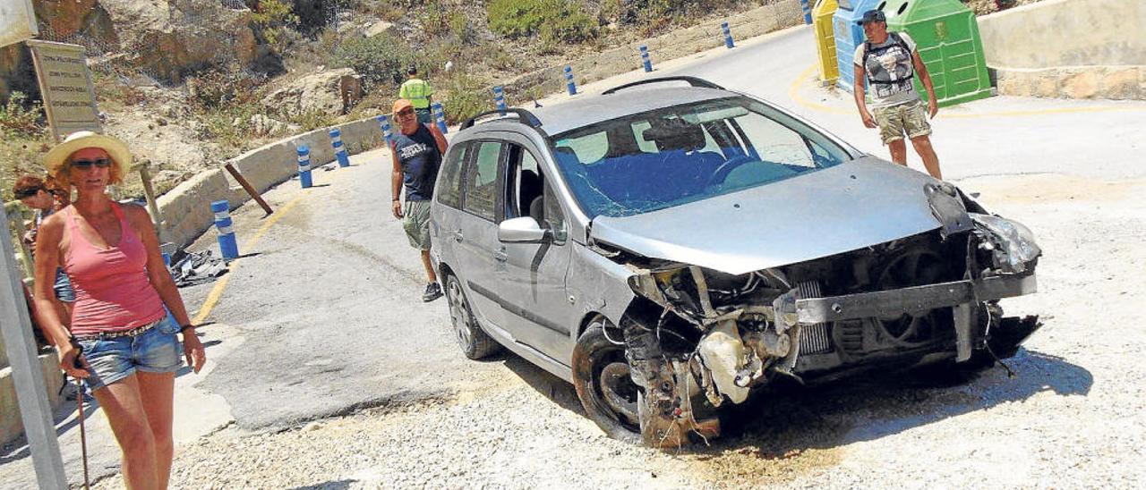 La parte delantera del coche quedó destrozada por el impacto