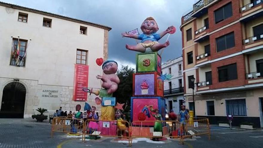 El Monument Jove plantado el jueves por la noche para las fiestas de este fin de semana.