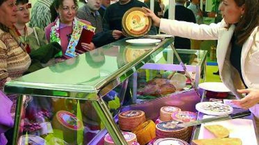 Degustación de queso zamorano en una feria de alimentación.