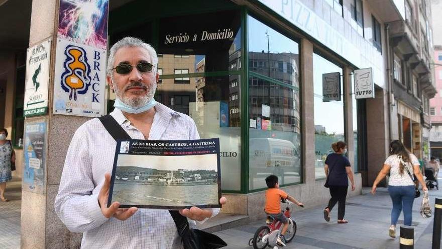 José Carlos Alonso posa con la revista donde se encontraba antiguamente el chalé de Long.