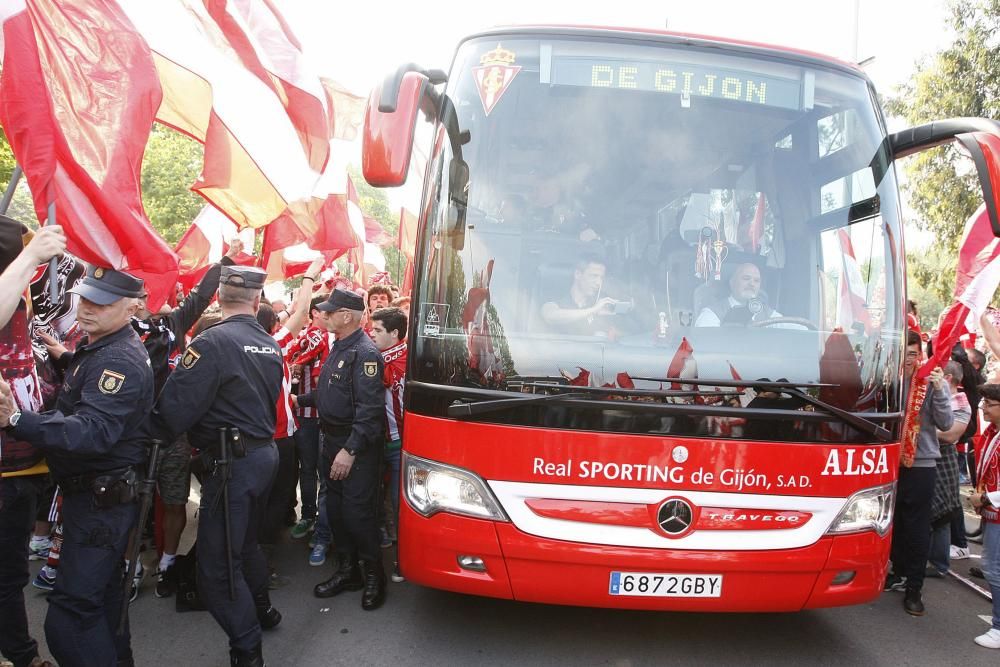 Ambientazo rojiblanco en los aledaños de El Molinón