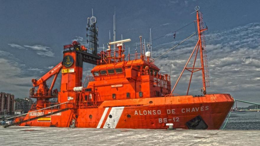 El buque Alonso de Chaves, que rescató a los dos pescadores.