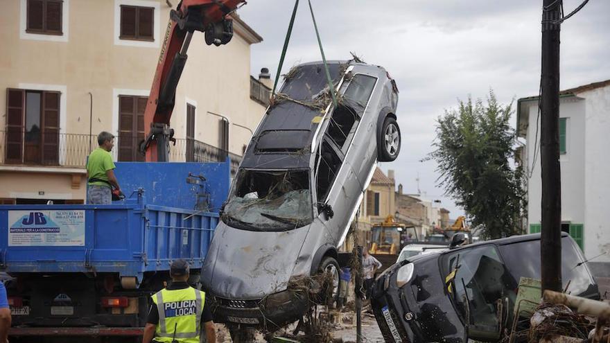 Uns operaris retiren cotxes del carrer