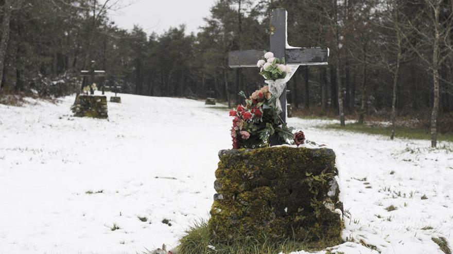 La nieve llegó a los alrededores de la capilla del Monte Faro. // Bernabé