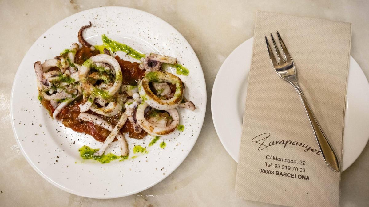 Los calamares con 'samfaina' de El Xampanyet.