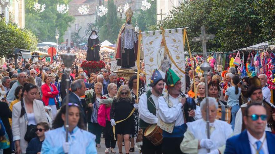La procesión de Santa Rita por las calles de Vilagarcía.  |  // I. ABELLA
