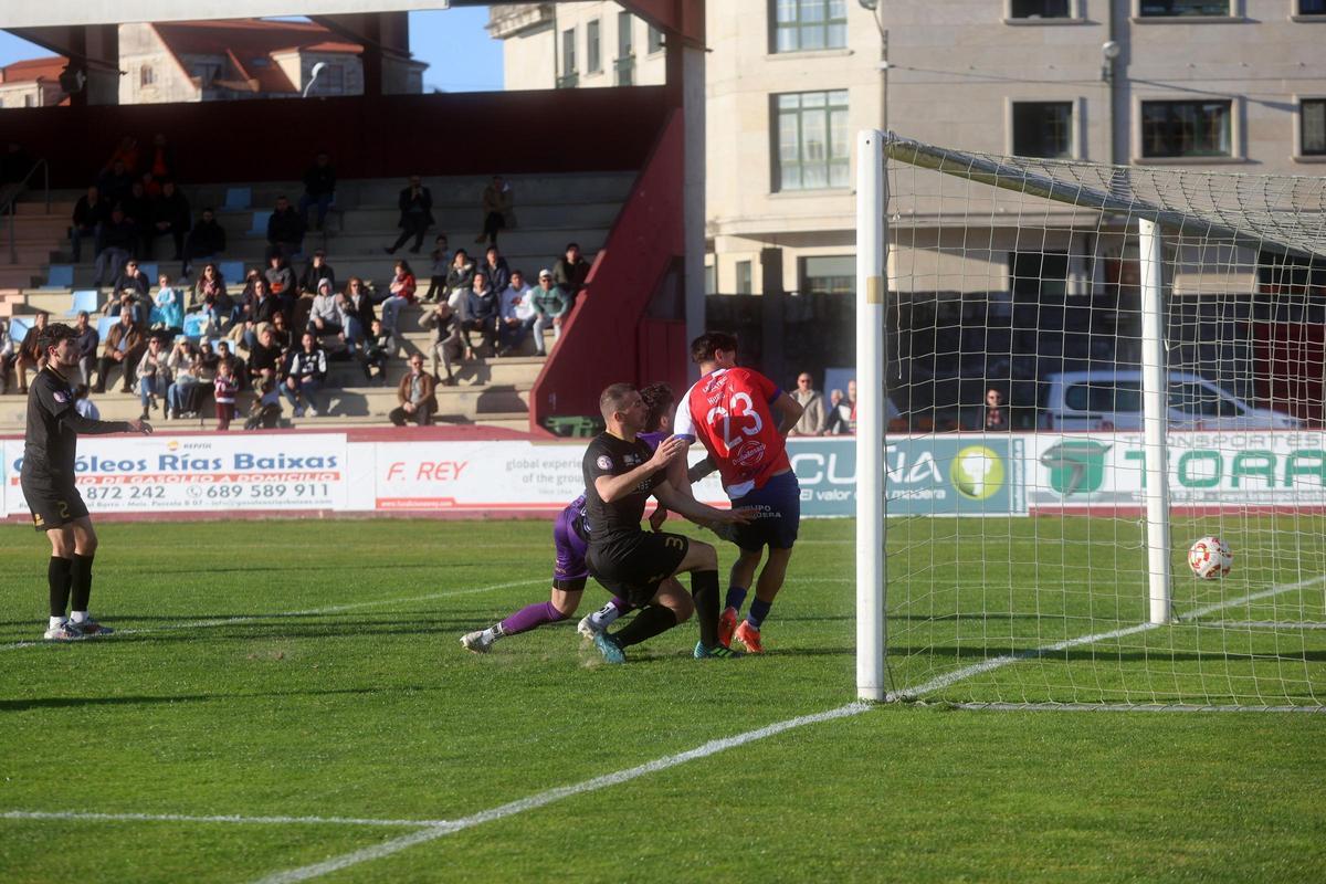 Hugo Villaverde anota el gol del Arosa en la tarde de ayer tras un error garrafal de toda la defensa visitante.