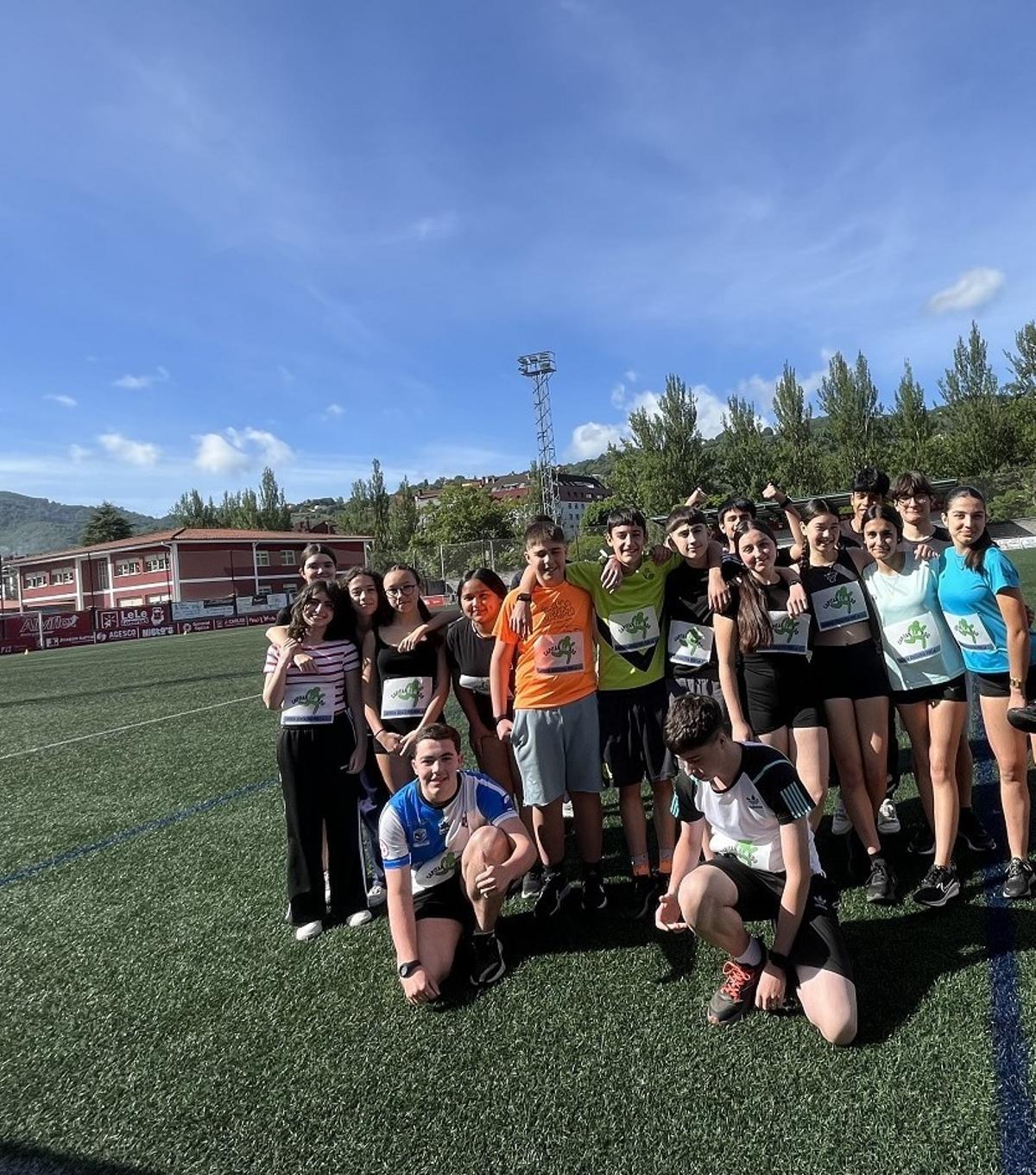 Estudiantes del IES de Sama que participaron en la carrera.