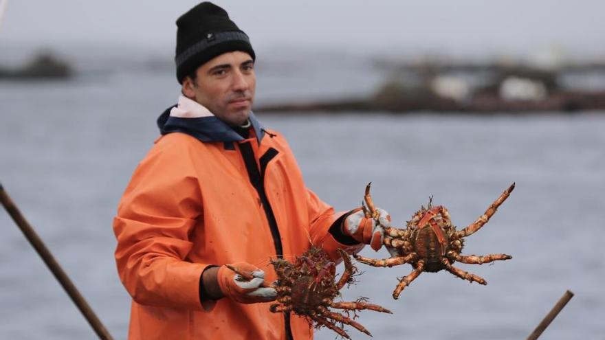 Un marinero grovense con dos centollos recién pescados, ayer.