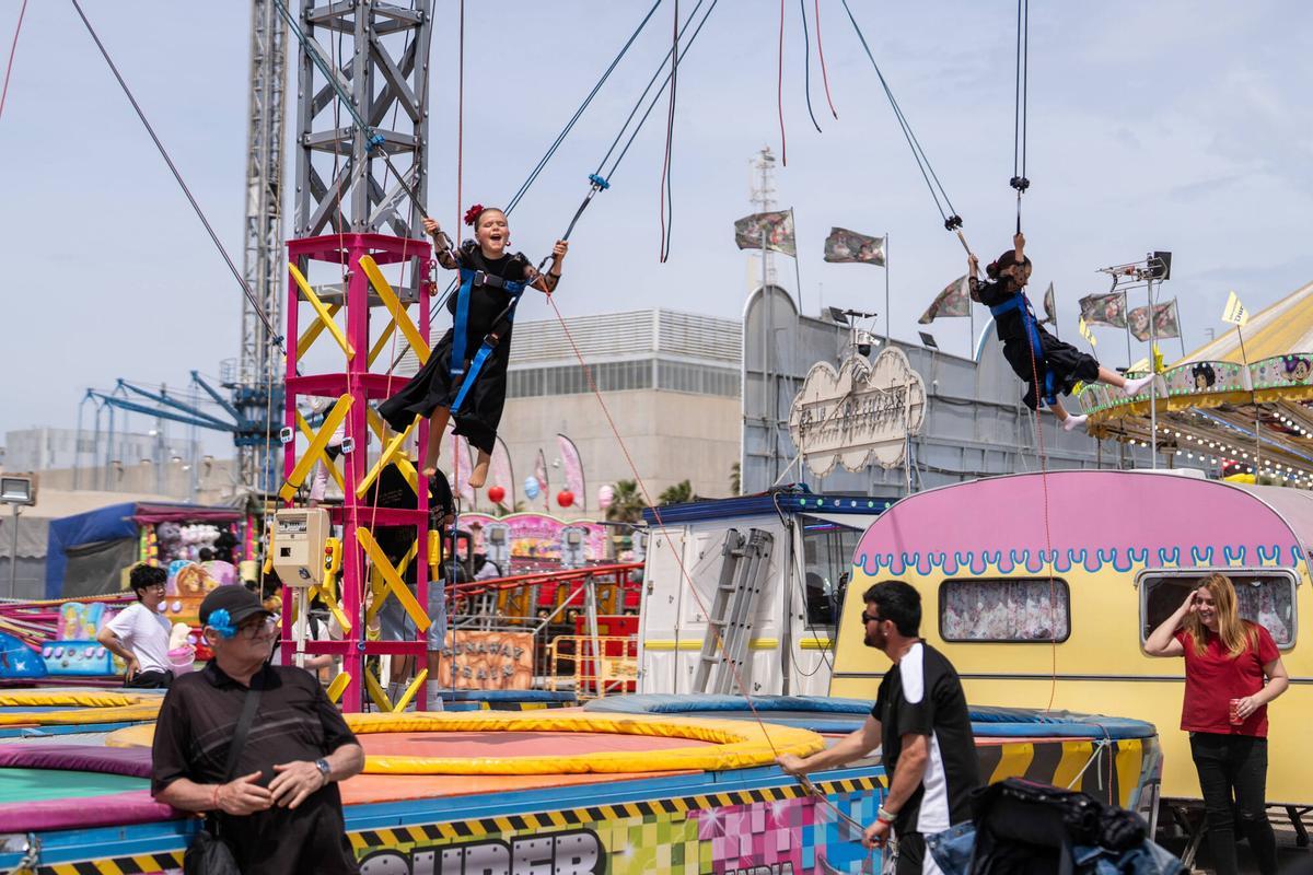 Ambiente en la Feria de Abril de Barcelona, en el recinto del Fòrum, durante la jornada del Primero de Mayo. El evento encara este viernes su último fin de semana de actividad antes de la clausura. Ambiente en la Feria de Abril de Barcelona, en el recinto del Fòrum, durante la jornada del Primero de Mayo. El evento encara este viernes su último fin de semana de actividad antes de la clausura.