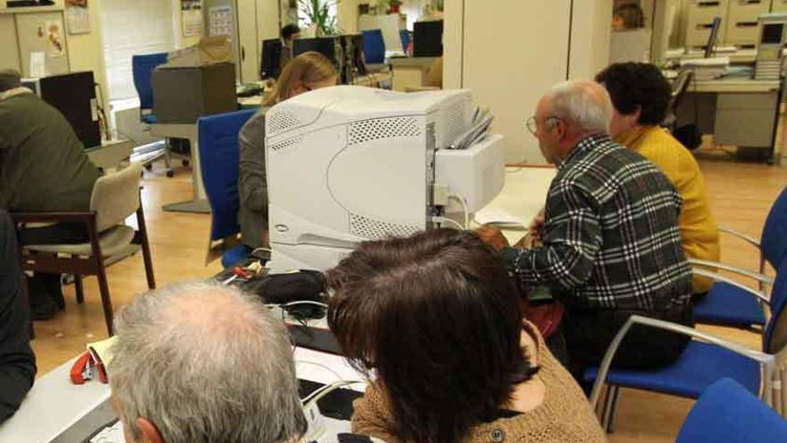 Pensionistas zamoranos en las oficinas del INSS.