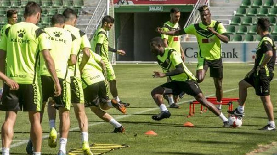 Los jugadores del Elche, durante el entrenamiento de ayer.