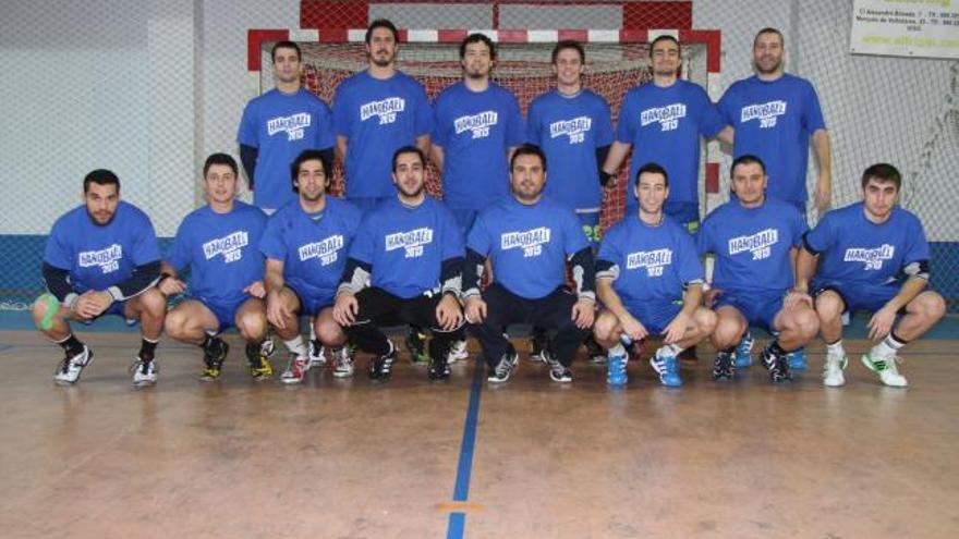 Los jugadores del MMT Seguros posan para las cámaras antes del inicio de la contienda en Coia con las camisetas de promoción del Mundial de Balonmano.